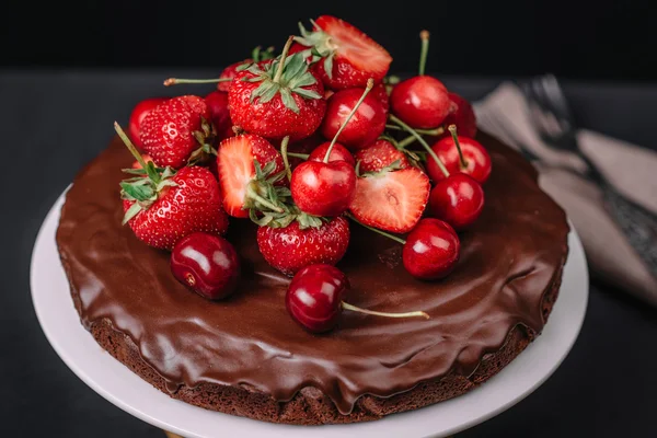 Тосканский шоколадный торт с клубникой и вишней — стоковое фото
