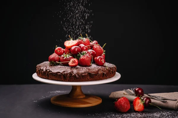 Toscaanse chocolate cake met aardbeien en kersen — Stockfoto