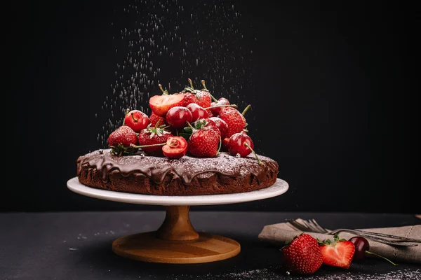 Tuscan chocolate cake with strawberries and cherries — Stock Photo, Image