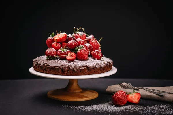 Тосканський шоколадний торт з полуницею і вишні — стокове фото