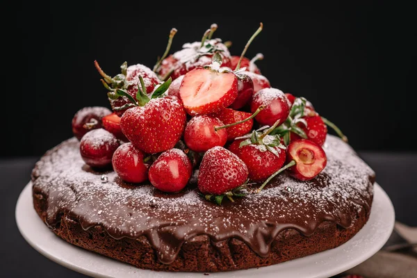 Toskánské čokoládový dort s jahodami a třešně — Stock fotografie