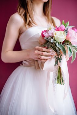 Güzel düğün buketi Gelinin ellerinde