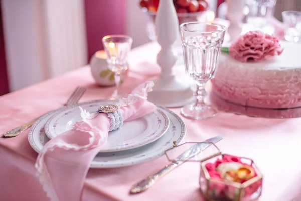 Bruiloft decor in roze met pioenrozen — Stockfoto