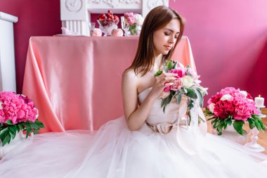 bir buket pembe Şakayık genç güzel gelin