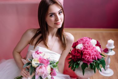 bir buket pembe Şakayık genç güzel gelin