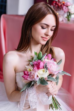 bir buket pembe Şakayık genç güzel gelin