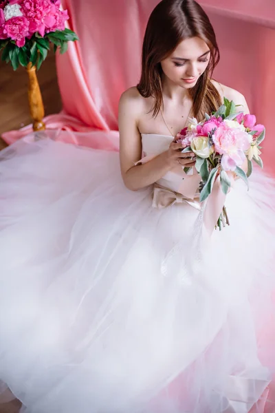 Молодая красивая невеста с букетом розового пиона — стоковое фото