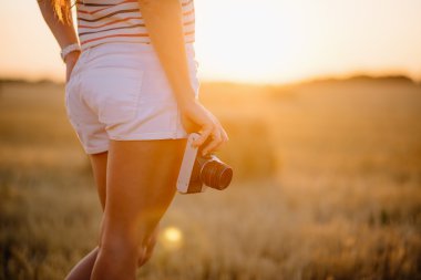 kalça düzeyinde bir vintage kamera tutan güzel genç kadın