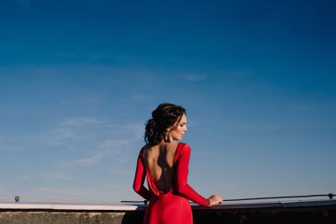 kırmızı bir elbise genç güzel esmer kadın