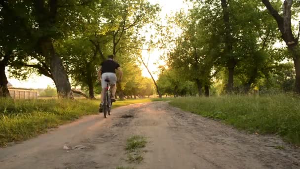 Zwei Radfahrer auf einem Feldweg unterwegs — Stockvideo