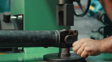 Bir çilingir bir çilingir tamir ediyor..