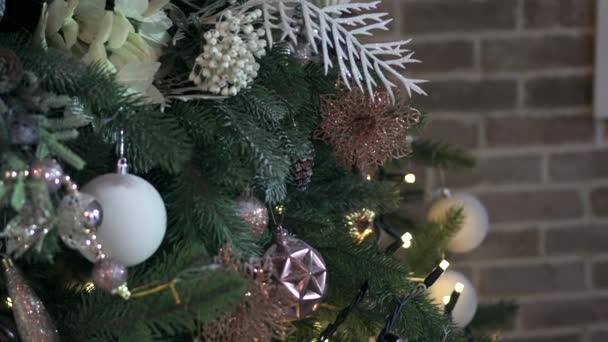 Weihnachtsbaum aus nächster Nähe. — Stockvideo