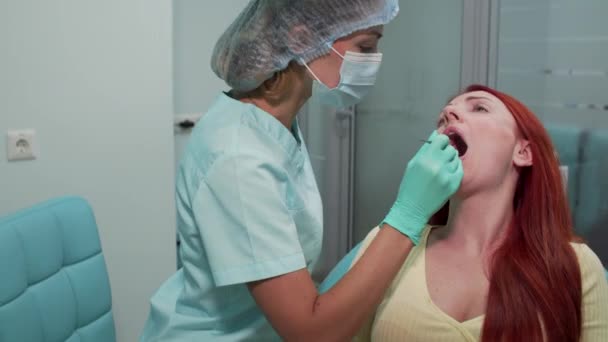 Žena s bolestí zubů. — Stock video