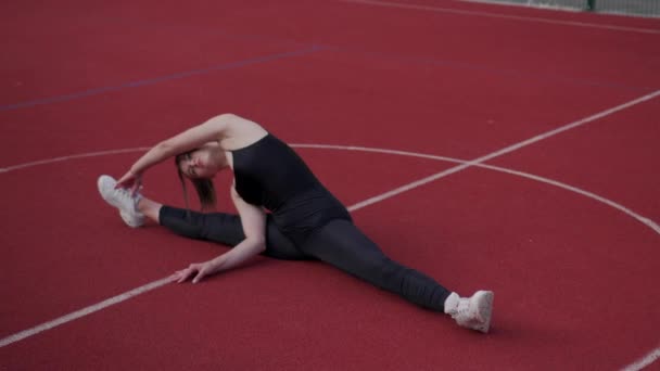 Kvinnliga gymnast gör garn. — Stockvideo