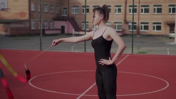 Mujer joven gimnasta está haciendo ejercicio. — Vídeo de stock
