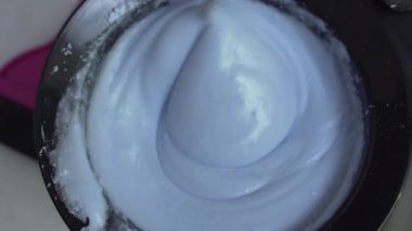 Kuaförde saç boyası.