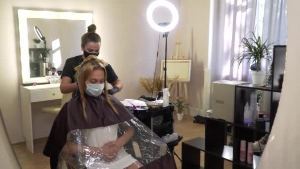 Salon kecantikan dalam pandemi. — Stok Video
