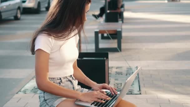 Egy tini lány laptopot használ.. — Stock videók