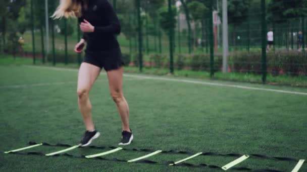 Frau trainiert Drehleiterübung. — Stockvideo