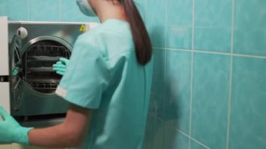 Otoklavdaki tıbbi aletler sterilize ediliyor.