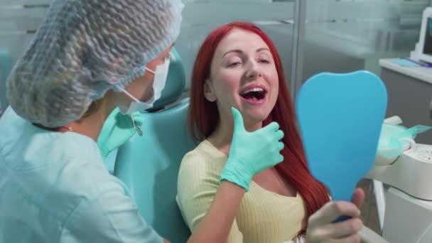 Mujer en la cita con el dentista. — Vídeos de Stock