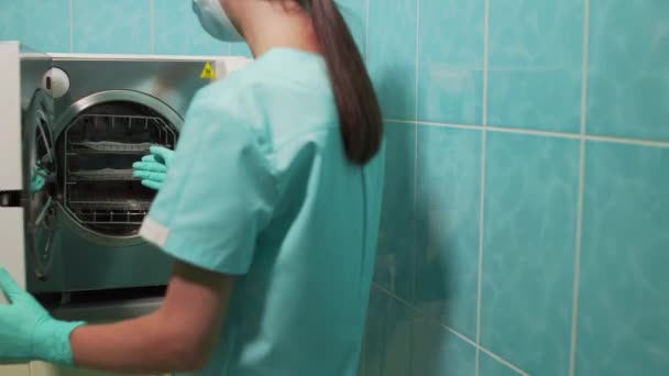 Sterilizace zdravotnických nástrojů v autoklávu. — Stock video
