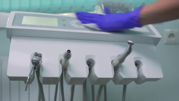 Dezinfekce zubařského pracoviště. — Stock video