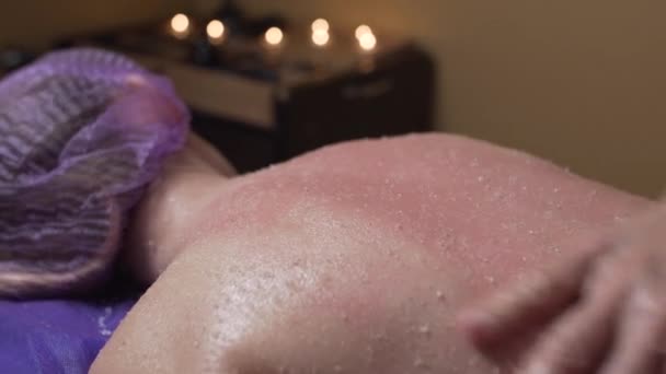 Peeling solny w salonie spa. — Wideo stockowe