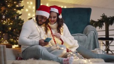 Birbirine aşık bir çift video çağrısı kullanır..