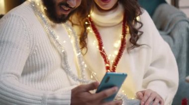 Birbirine aşık bir çift video çağrısı kullanır..