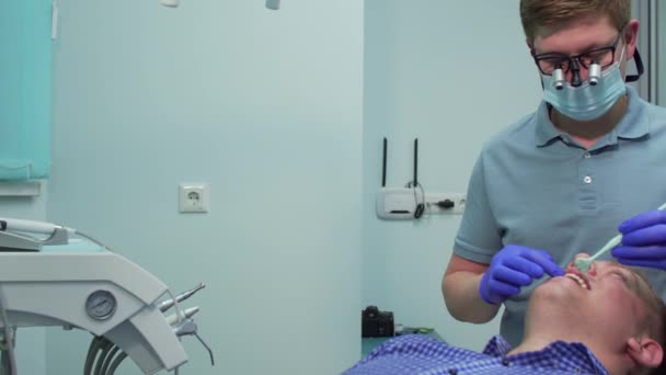 O dentista trabalha no escritório. — Vídeo de Stock