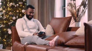 Sevgi dolu bir çift Noel 'i kutlar.