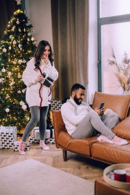 Sevgi dolu bir çift Noel 'i kutlar.