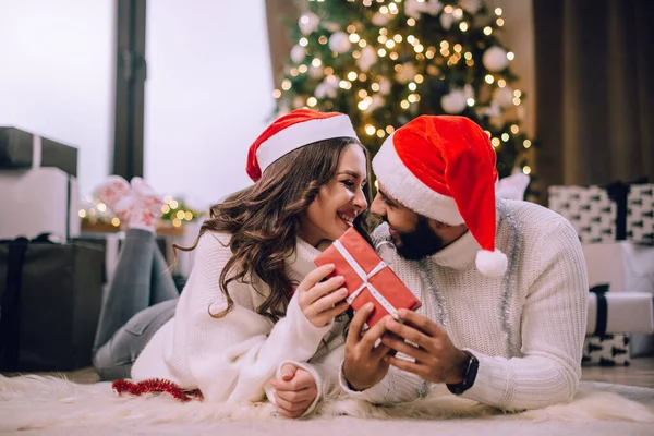 Una pareja amorosa celebra la Navidad. —  Fotos de Stock