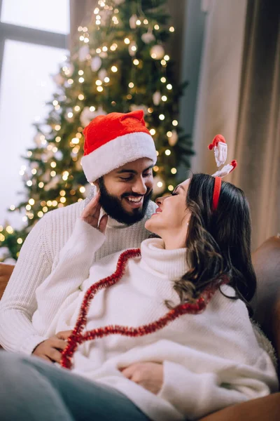 Una pareja amorosa celebra la Navidad. —  Fotos de Stock