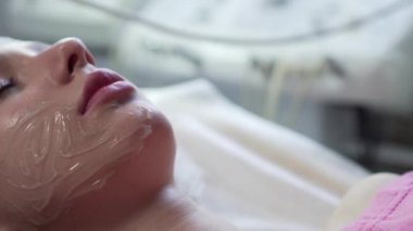 Modern bir kaplıcada RF kaldırma işlemi.