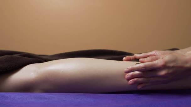 Massaggio con pietre calde. — Video Stock