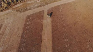 Bir hasat tarlada mahsulü birleştirir.