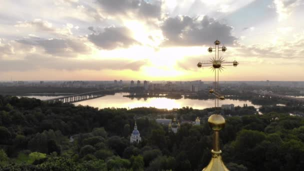 Croix orthodoxe contre le ciel. — Video