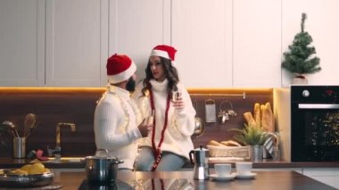 Sevgi dolu bir çift Noel 'i kutlar.