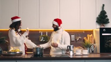 Sevgi dolu bir çift Noel 'i kutlar.