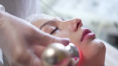 Modern bir kaplıcada RF kaldırma işlemi.