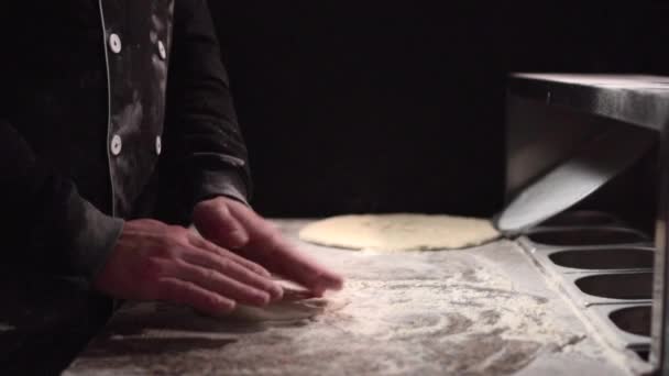 Der Bäcker knetet den Teig. — Stockvideo