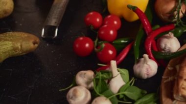 Taze pişmiş pizza..