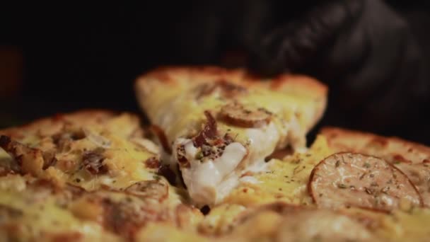 Pizza recién horneada. — Vídeos de Stock