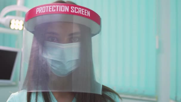 Lékař odstraní masku obličeje. — Stock video