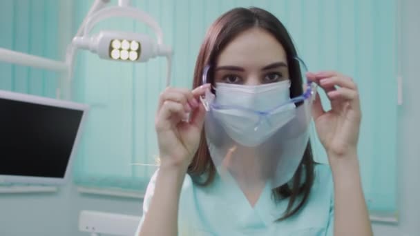 Doktorka si nasadí masku.. — Stock video