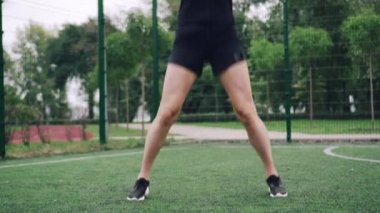 Atlayan atletik kadın.