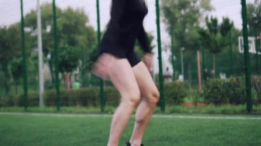 Atlayan atletik kadın.