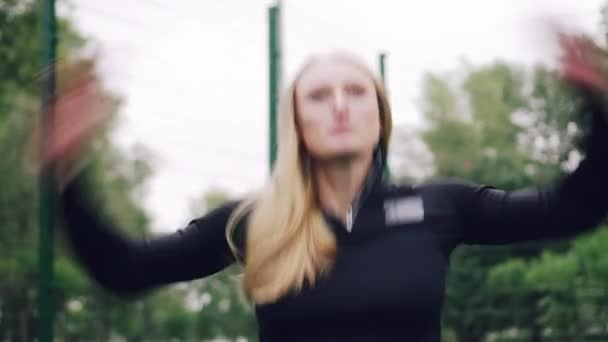 Atletická žena skákání. — Stock video